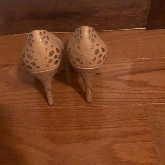 Vince Camuto beige heels - Picture 3 of 4